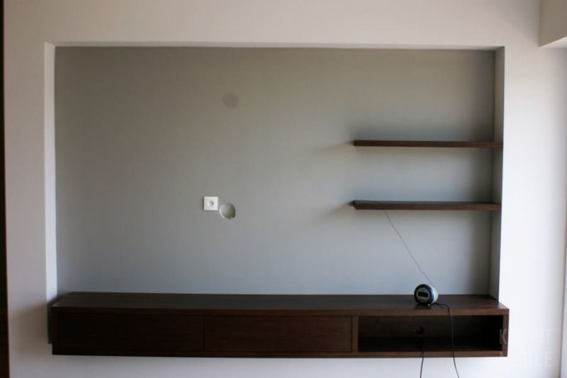 Zabudowa fornirowana pod TV i półki w salonie