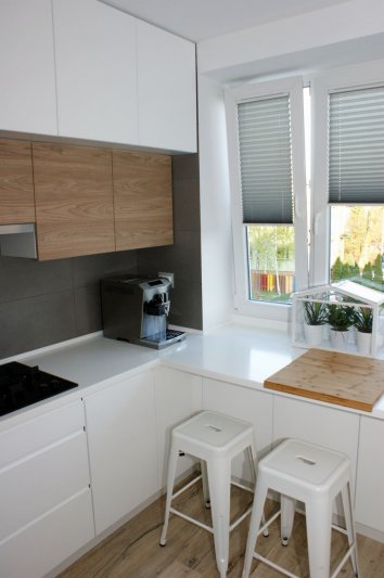 Kuchnia — biały lakier mat i płyta laminowana drewnopodobna — zdjęcie 11