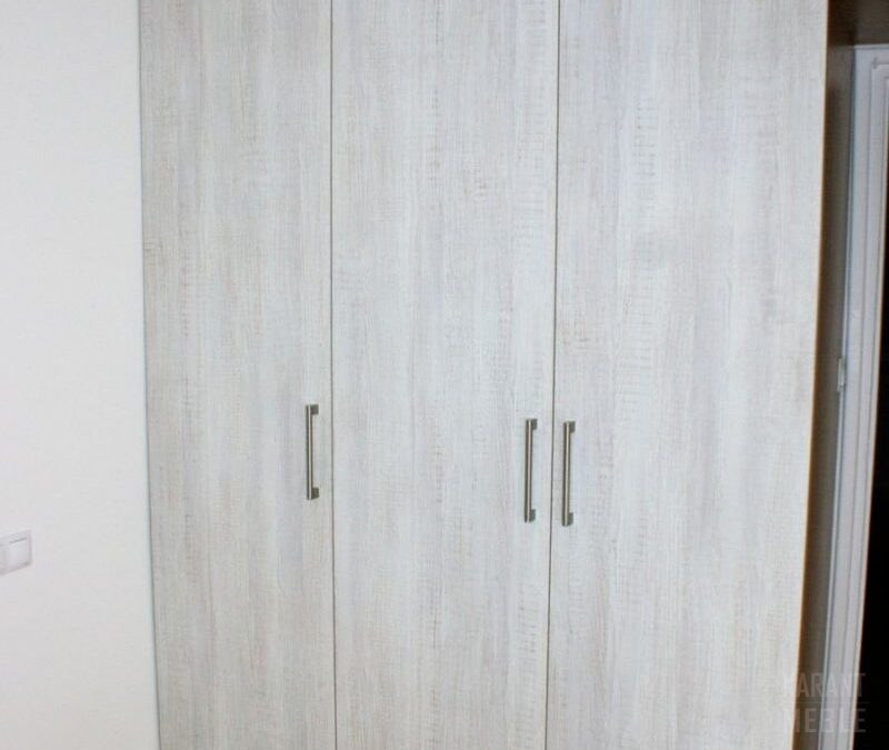 Szafa — zabudowa wokół drzwi z płyty laminowanej