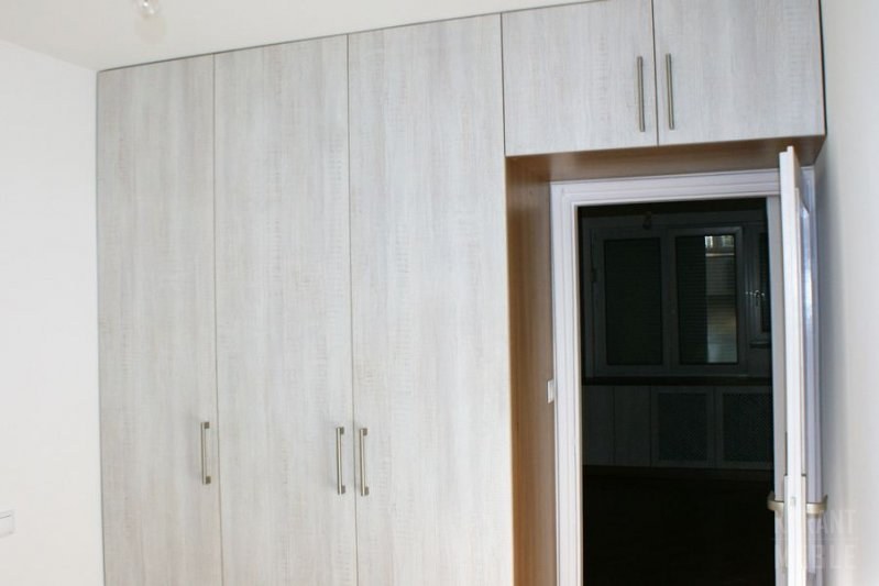 Szafa — zabudowa wokół drzwi z płyty laminowanej — zdjęcie 6