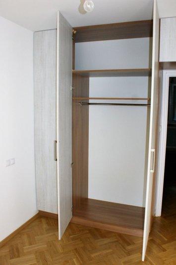 Szafa — zabudowa wokół drzwi z płyty laminowanej — zdjęcie 5