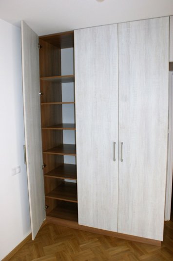 Szafa — zabudowa wokół drzwi z płyty laminowanej — zdjęcie 4