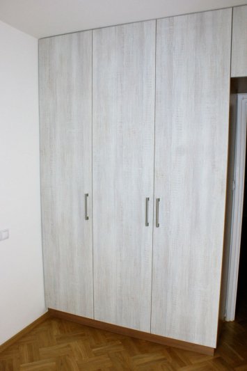 Szafa — zabudowa wokół drzwi z płyty laminowanej — zdjęcie 3