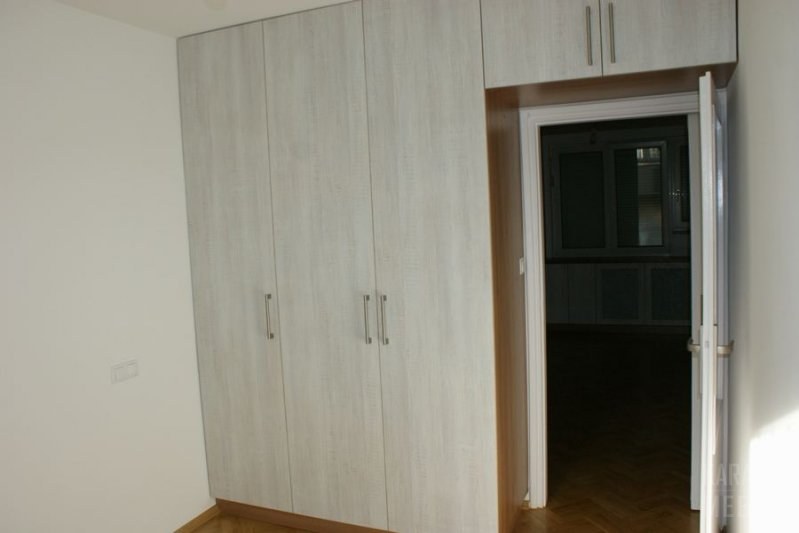 Szafa — zabudowa wokół drzwi z płyty laminowanej — zdjęcie 2