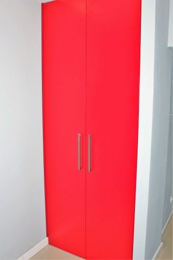 Szafa — czerwone fronty uchylne, MDF, lakier mat — zdjęcie 4