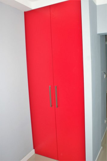 Szafa — czerwone fronty uchylne, MDF, lakier mat — zdjęcie 2