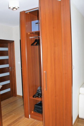 Szafa — drzwi składane z płyty laminowanej — zdjęcie 3