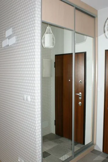 Szafa z przesuwnymi drzwiami, lustrem i płytą laminowaną ze szprosami