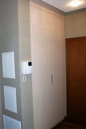 Szafa — fronty uchylne, lustro i płyta laminowana — zdjęcie 3