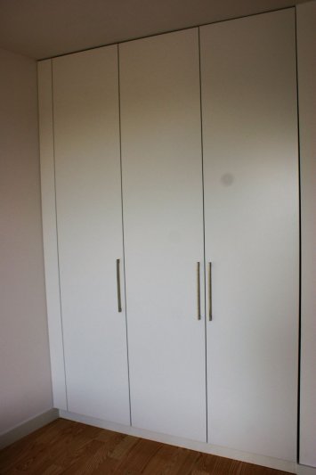Szafa z frontami uchylnymi — MDF, lakier mat — zdjęcie 3